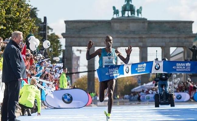 Kipchoge, ganador del Maratón de Berlín 2017 con la séptima mejor marca de todos los tiempos