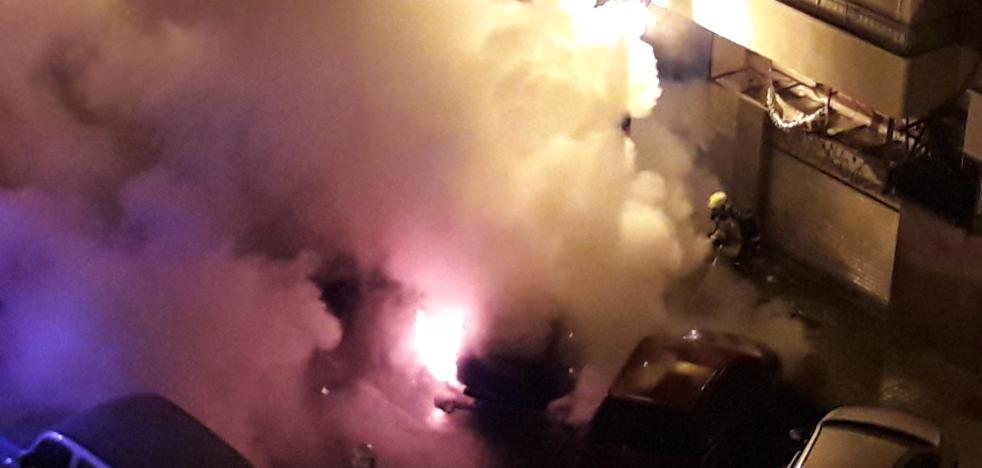 Un incendio en la calle Gorgos destroza cuatro coches