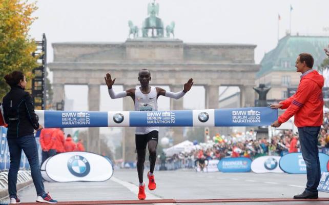 Eliud Kipchoge, ganador del Maratón de Berlín 2017: 2h03'33''
