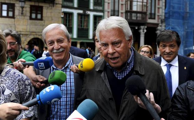 Felipe González ve solución a la crisis catalana pero «entre demócratas»