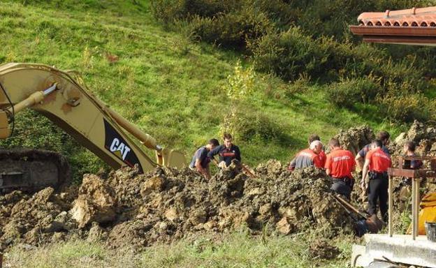 Mueren un hombre y su suegro al quedar sepultados cuando abrían una zanja en su chalé en Vizcaya