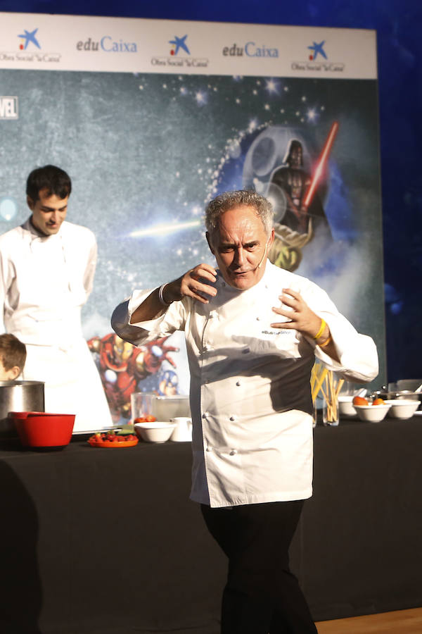 Fotos de Ferran Adriá cocinando frente a 400 niños