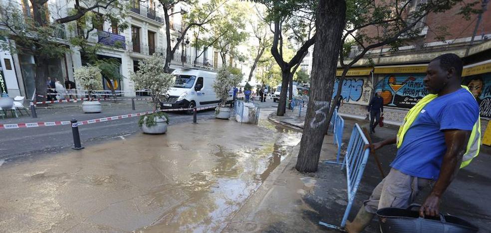 Reventón de agua frente al Mercado Central de Valencia
