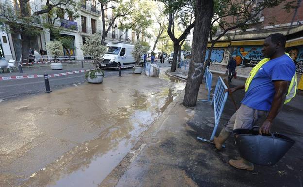 Reventón de agua frente al Mercado Central de Valencia