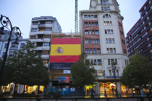 La banderona de Gijón inflama las fachadas