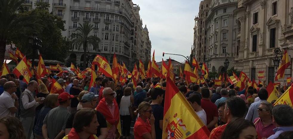 Una caravana de banderas españolas recorre el centro de Valencia