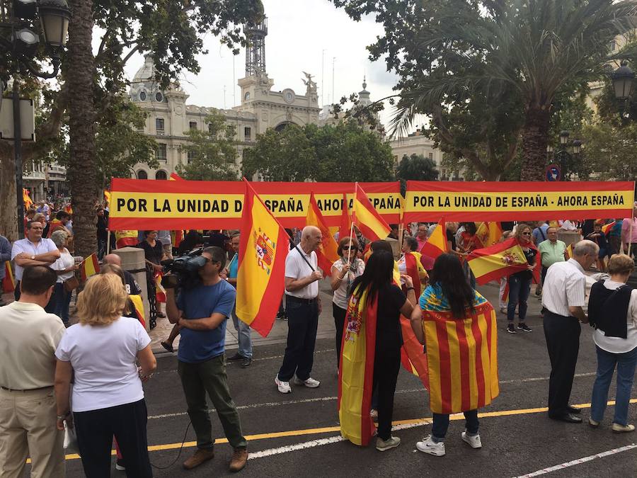Cientos de personas defienden la unidad de España en la plaza del Ayuntamiento de Valencia