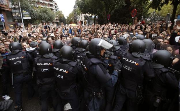 Hoteles catalanes echan a la calle a 500 policías y guardias civiles