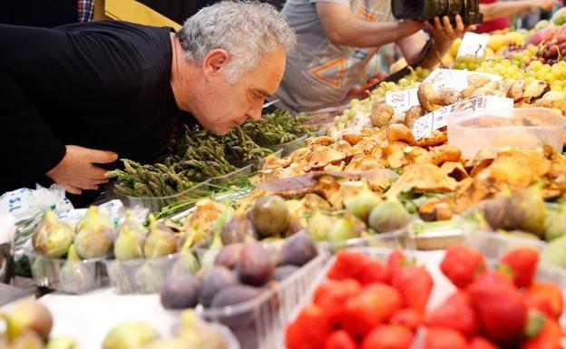 Ferran Adrià se alimenta en el Mercado Central