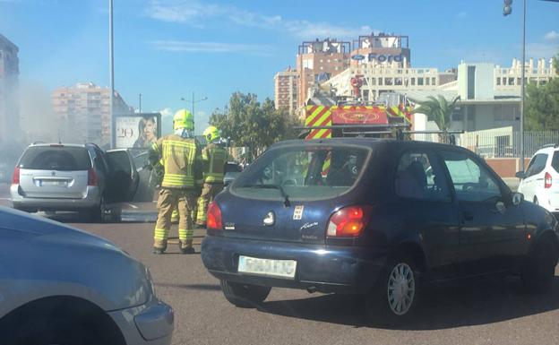 Arde un coche en la entrada de Valencia por Ausiàs March