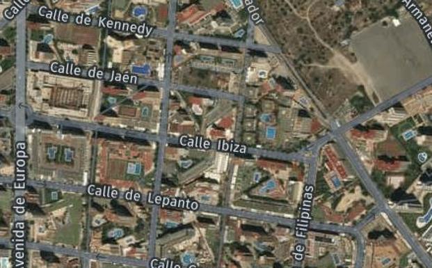 Una banda agrede a vendedores de droga rivales con bates y puños americanos en Benidorm