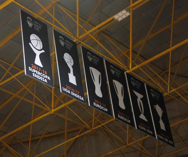 LA BANDERA DE LA SUPERCOPA YA LUCE EN EL TECHO DE LA FONTETA