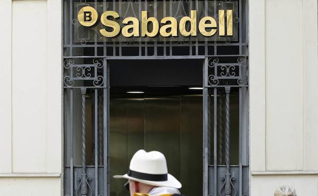 Los empresarios alicantinos destacan el impacto positivo del traslado del Sabadell