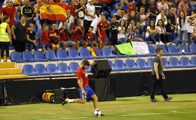 El Rico Pérez concede una ruidosa tregua a Piqué