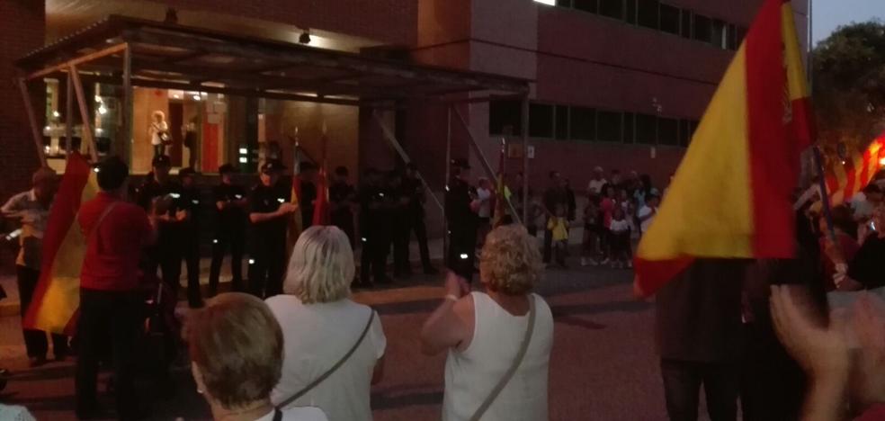 Vecinos de Torrent se citan en la Comisaría de Policía Nacional en apoyo ante el acoso de agentes en Cataluña