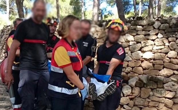 Un hombre herido grave al caer desde una altura de tres metros en el castillo de Dénia