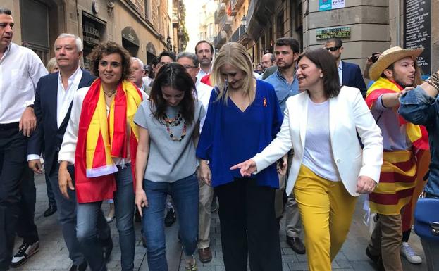 Isabel Bonig en Barcelona: «Hoy no hay colores políticos sino todo un pueblo que grita por la unidad de España»