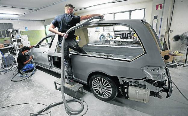 Una empresa de Ontinyent trasforma lujosos Maserati en coches fúnebres