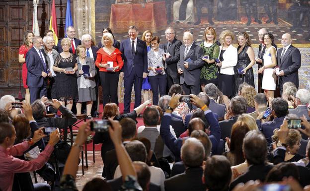 La Generalitat entrega las Altas Distinciones a Serrat, Hortensia Herrero y Adela Cortina