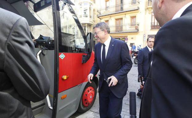 El Consell se sube a un microbús para acudir a la plaza del Ayuntamiento