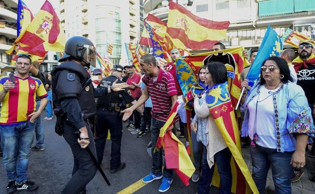 La Policía abre investigación por las agresiones durante la manifestación del 9 d'Octubre en Valencia