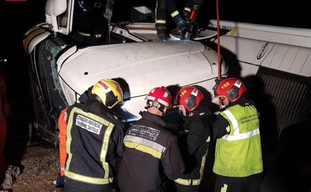 Herido grave el conductor de un camión frigorífico tras volcar en la AP-7 a la altura de Alcalà de Xivert