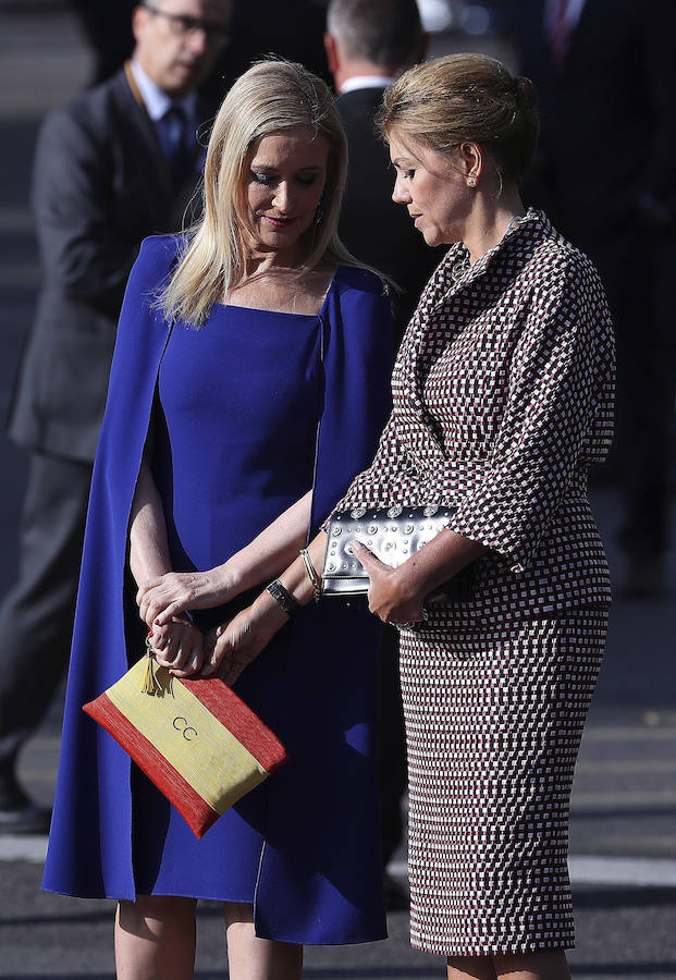 Cifuentes causa sensación con un bolso con la bandera de España