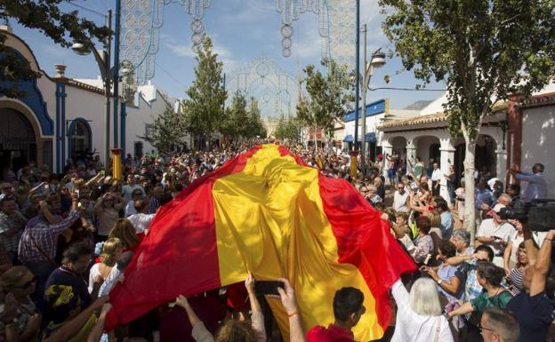 Fuengirola despliega una bandera de España de 50 metros