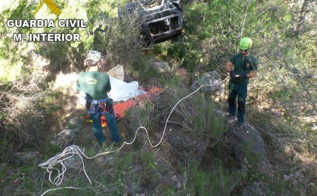 Dos muertos al despeñarse con un vehículo por un barranco en Beniarrés