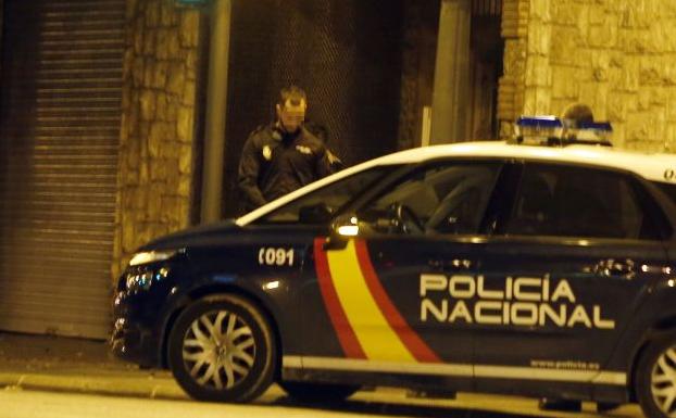 Golpea en repetidas ocasiones con un palo a un hombre que se negó a comprarle un teléfono móvil en Quart de Poblet