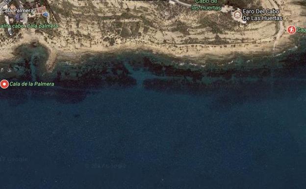 Una mujer cae desde 4 metros de altura en una cala del Cabo de Huertas