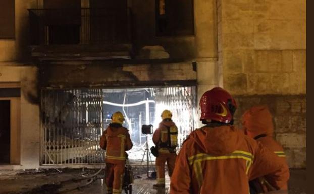 Desalojan tres viviendas de madrugada por un incendio en un bazar chino de 200 m2 de Llíria