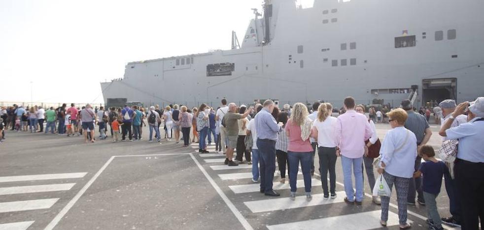 Colas kilométricas para ver la joya de la Armada española
