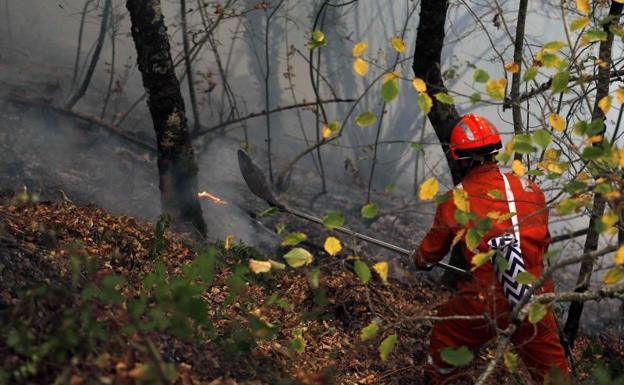 Asturias rebaja el nivel de alerta con solo dos fuegos activos