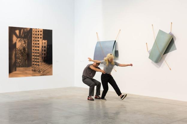 Un instante de la visita guiada desde la danza, por Rocío Pérez. / LP