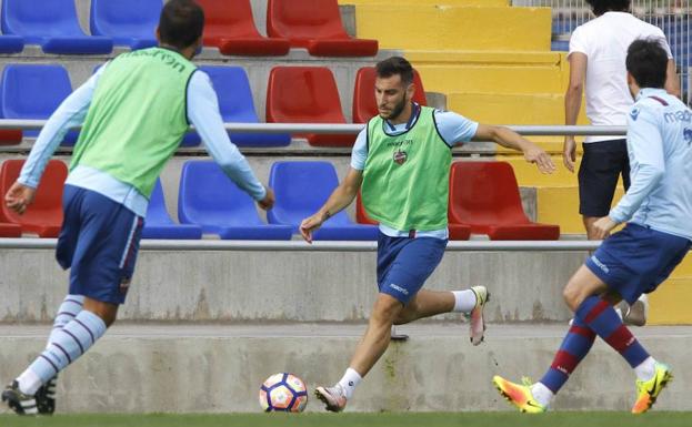 Iván López, operado de la rodilla y Dalmau, fichado por el Atlético Levante