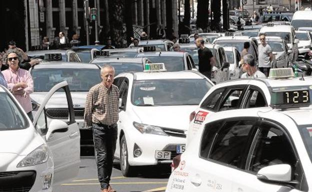 El sector del taxi anuncia movilizaciones contra la ley del Consell