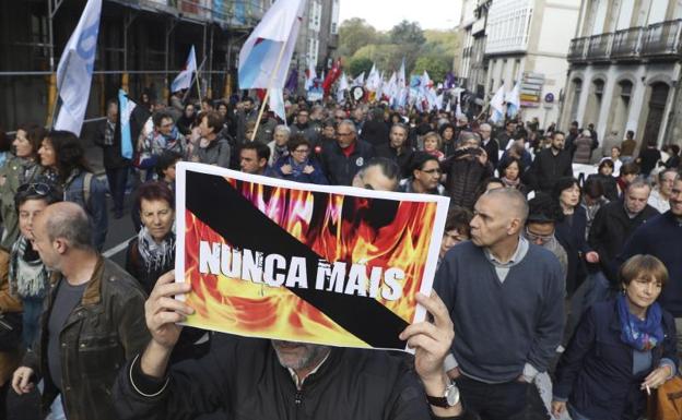 Miles de personas se manifiestan contra los incendios y piden la dimisión de Feijóo