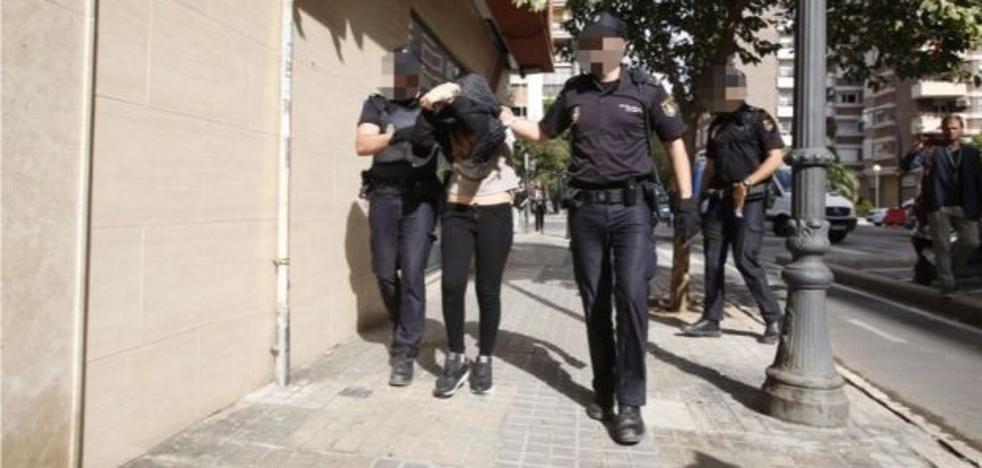 Una mujer mata a cuchilladas a su pareja en Valencia | «Mi novio se muere, pidan una ambulancia»
