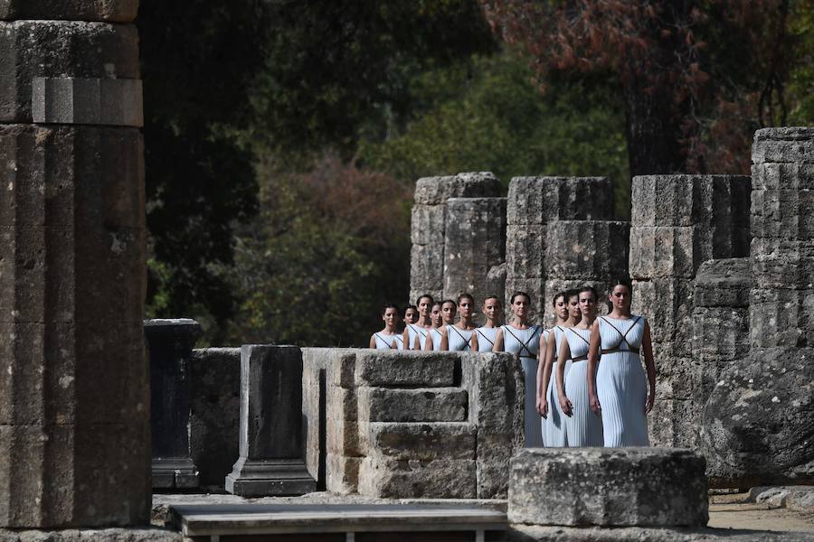 La llama olímpica se enciende en el Templo de Hera en las ruinas de Olimpia (Grecia)