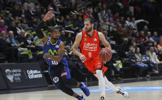 Diot realiza estiramientos en la sesión de tiro del Valencia Basket