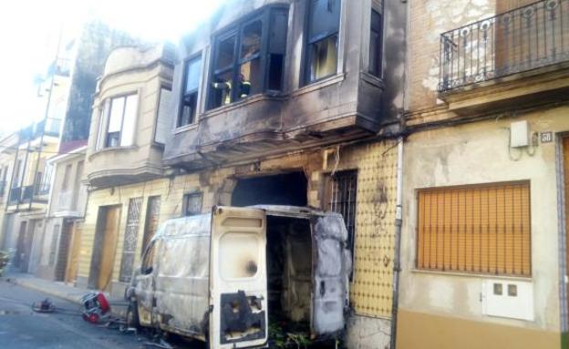 Un incendio destruye una furgoneta y afecta a una vivienda en Castellar