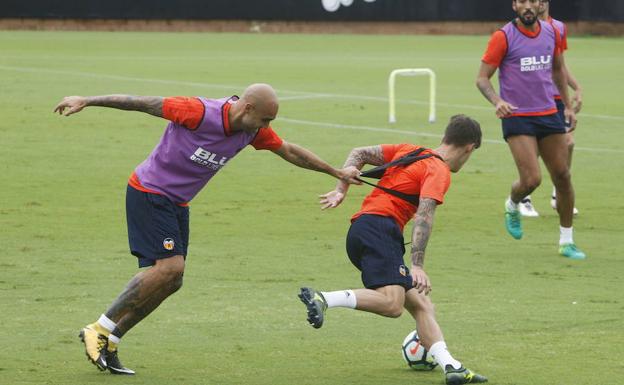 Santi Mina, ausente en el entrenamiento del Valencia CF