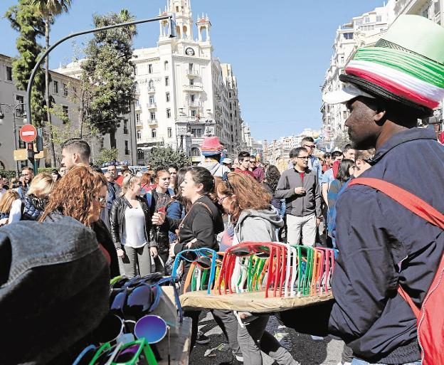 Los mercadillos afean a la Policía Local de Valencia el aumento de la venta ambulante