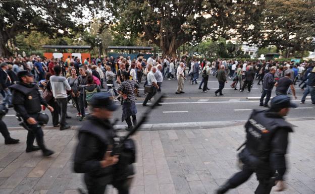 Un amplio dispositivo policial asegura la manifestación contra el fascismo en Valencia