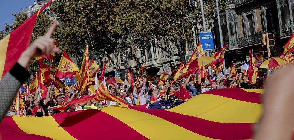 Cientos de miles de catalanes claman contra la independencia en Barcelona