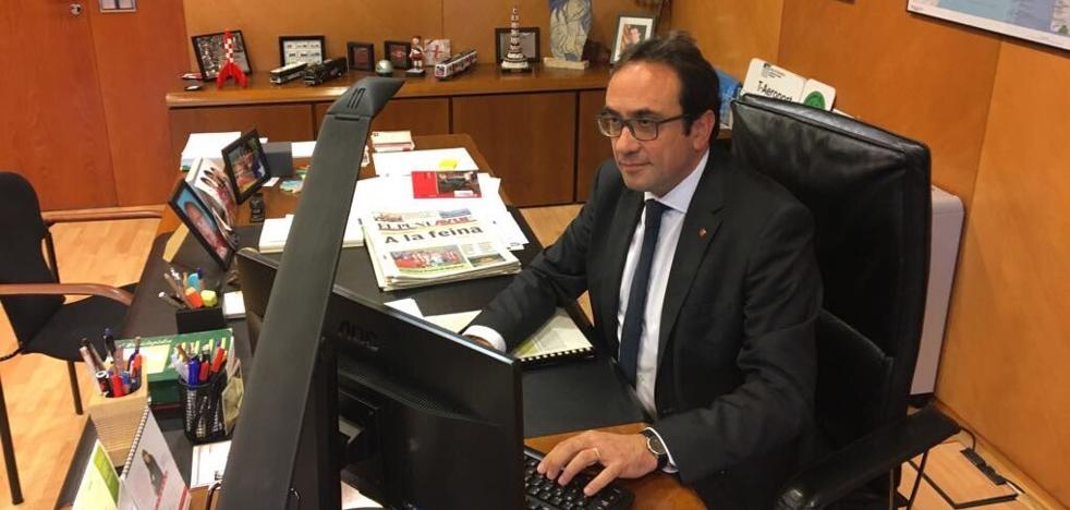 El exconsejero Rull se fotografía en su despacho: «Seguimos»