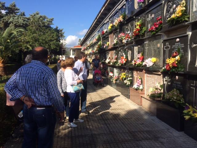 Fotos del día de Todos los Santos en los cementerios de Gandia, Tavernes, Oliva, Bellreguard, Xeraco y Almiserà