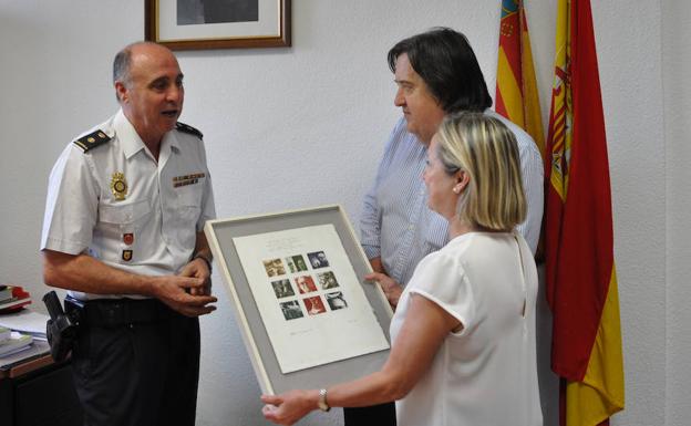 La Policía recupera en un mercadillo un grabado y libros que había sido robados a la familia de un escritor valenciano