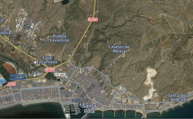 Un hombre muere en Santa Pola al chocar su coche contra un quitamiedos y estrellarse contra un pino